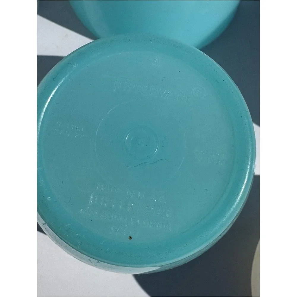 Tupperware Refrigerator Bowls (4) Lids (2) Aqua Blue White Cereal Ice Cream